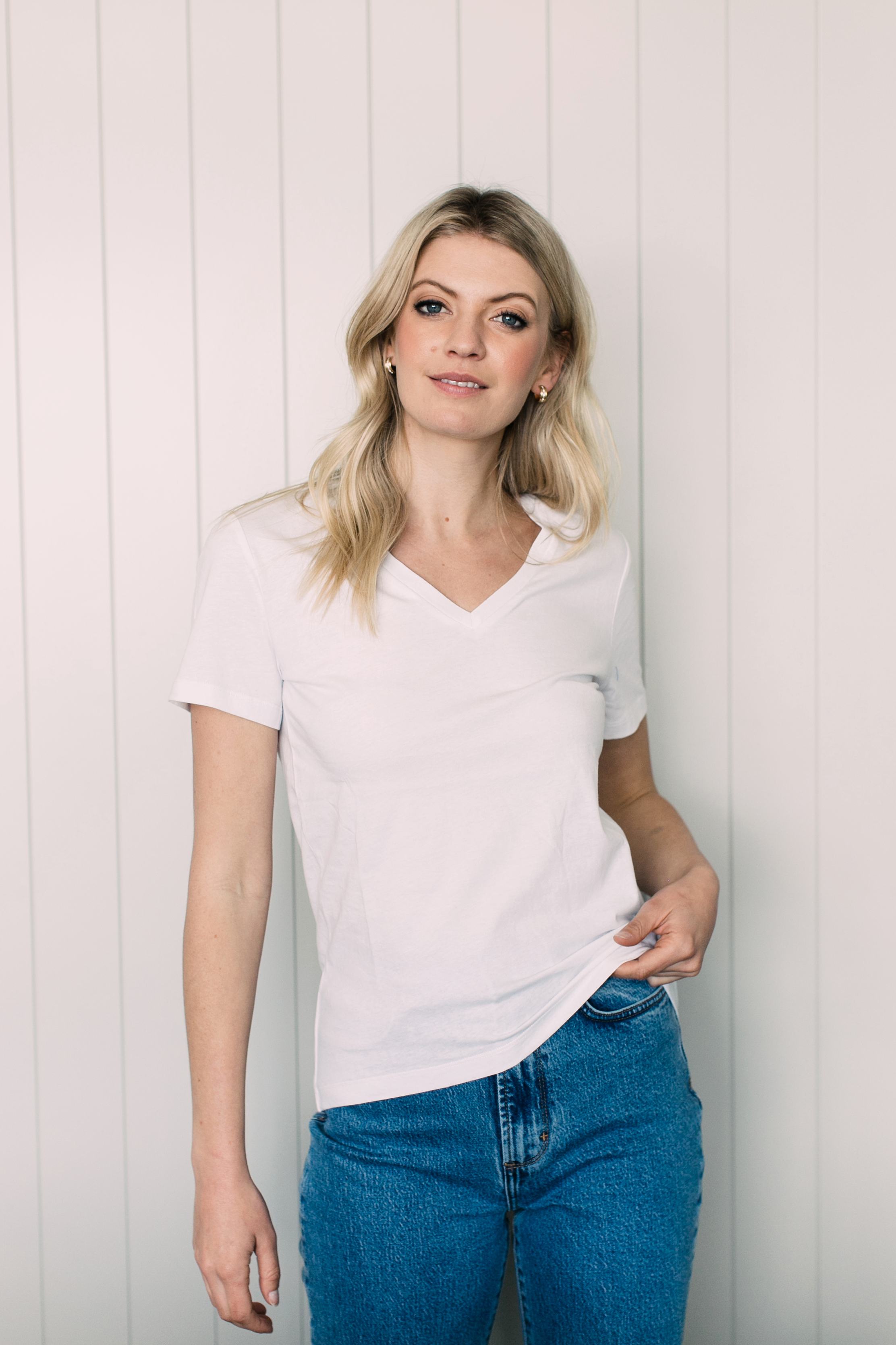 V NECK TEE